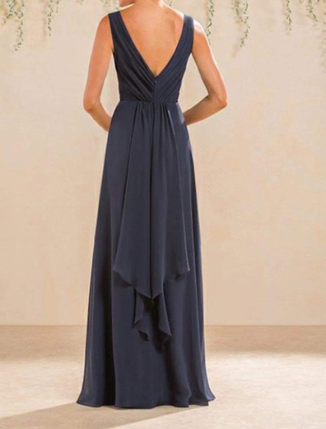 Abito da damigella d'onore a trapezio, scollo a V, senza maniche, schiena scoperta, lunghezza pavimento, in chiffon con pieghe / spacco frontale